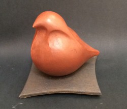 Oiseau, oxyde sur terre crue polie.
