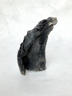 Sculpture en grés, enfumage en gazette terre papier.