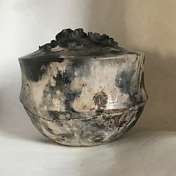 Vase pique fleurs, enfumé en gazette
