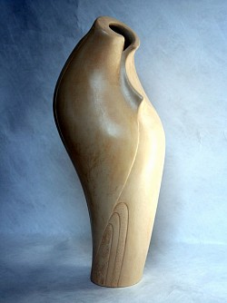 Vase sculpture, faïence ocre sur biscuit patiné